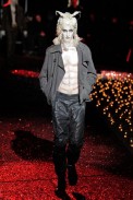 desfiles-jgalliano-parisinvernomen2009rtw-127