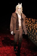 desfiles-jgalliano-parisinvernomen2009rtw-128