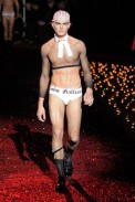desfiles-jgalliano-parisinvernomen2009rtw-134