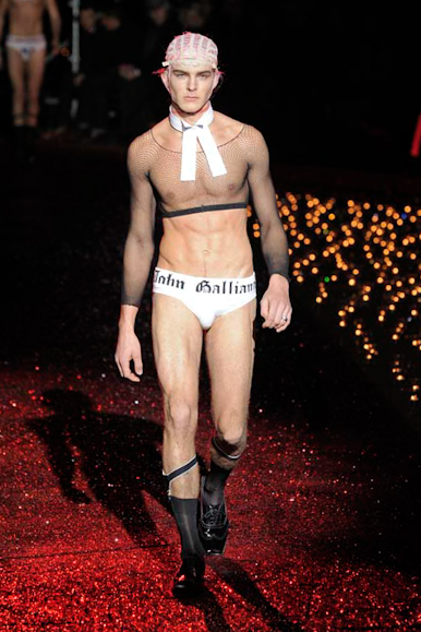 desfiles-jgalliano-parisinvernomen2009rtw-134