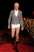 desfiles-jgalliano-parisinvernomen2009rtw-136