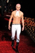 desfiles-jgalliano-parisinvernomen2009rtw-139