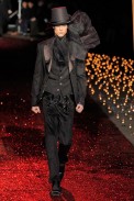 desfiles-jgalliano-parisinvernomen2009rtw-140