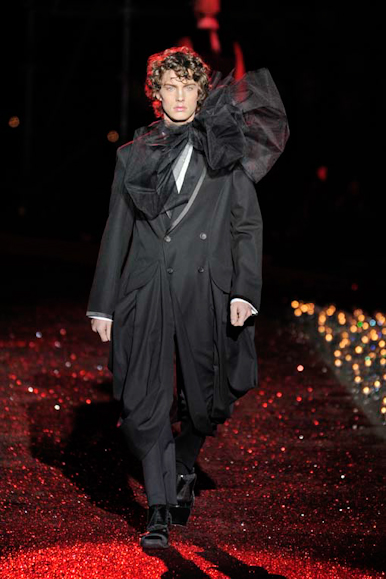 desfiles-jgalliano-parisinvernomen2009rtw-141