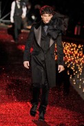 desfiles-jgalliano-parisinvernomen2009rtw-143