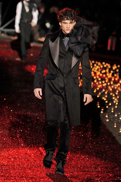desfiles-jgalliano-parisinvernomen2009rtw-143
