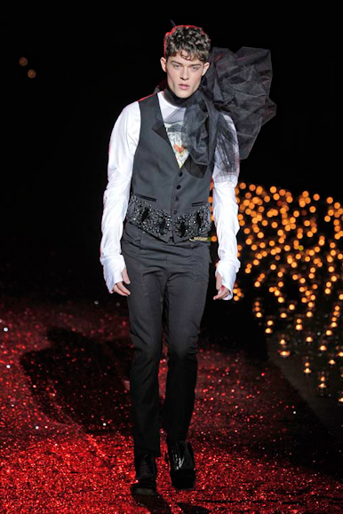 desfiles-jgalliano-parisinvernomen2009rtw-144