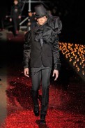 desfiles-jgalliano-parisinvernomen2009rtw-145