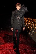 desfiles-jgalliano-parisinvernomen2009rtw-146
