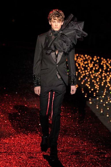 desfiles-jgalliano-parisinvernomen2009rtw-146