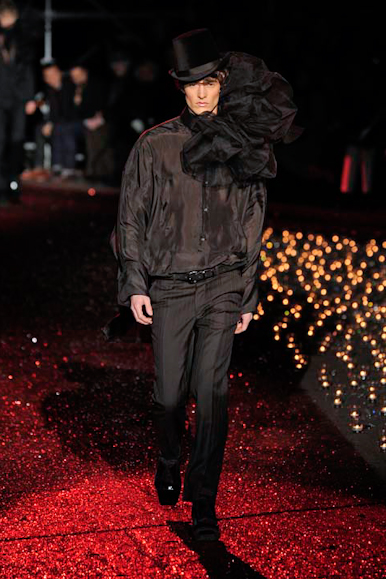 desfiles-jgalliano-parisinvernomen2009rtw-147