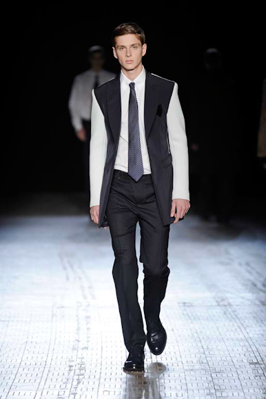 desfiles-rafsimons-parisinvernomen2009rtw-119