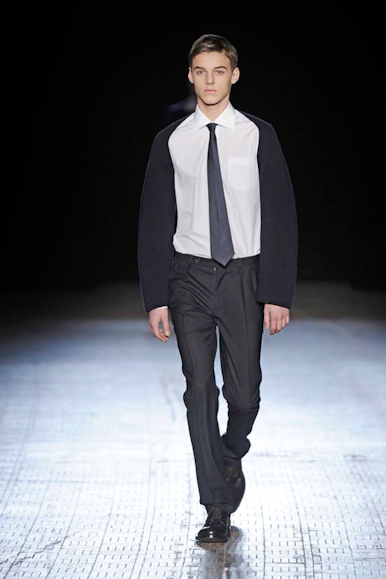 desfiles-rafsimons-parisinvernomen2009rtw-121