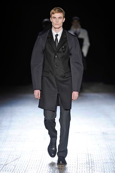 desfiles-rafsimons-parisinvernomen2009rtw-126