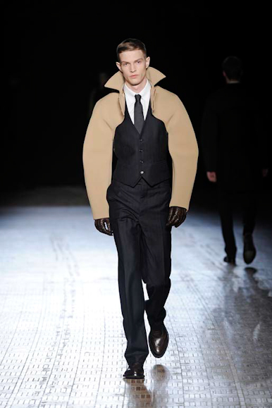desfiles-rafsimons-parisinvernomen2009rtw-133