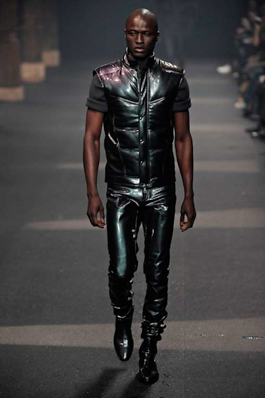 desfiles-tmugler-parisinvernomen2009rtw-125