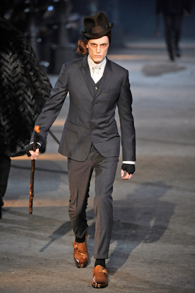 desfiles-amcqueen-milaoinverno2009menrtw-101