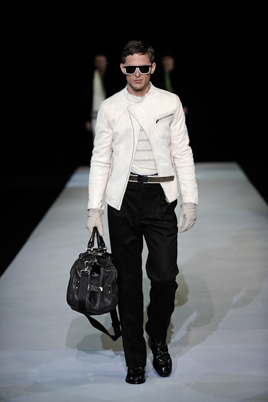 desfiles-emparmani-milaoinverno2009menrtw-172