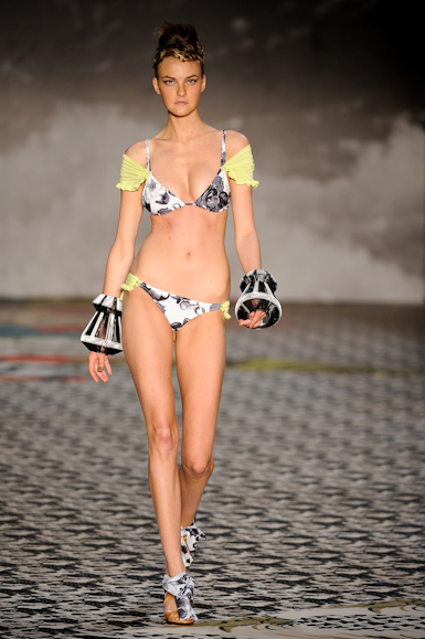 salinas-desfile-fashion-rio-2011-10