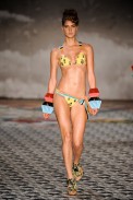salinas-desfile-fashion-rio-2011-18