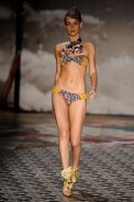 salinas-desfile-fashion-rio-2011-25