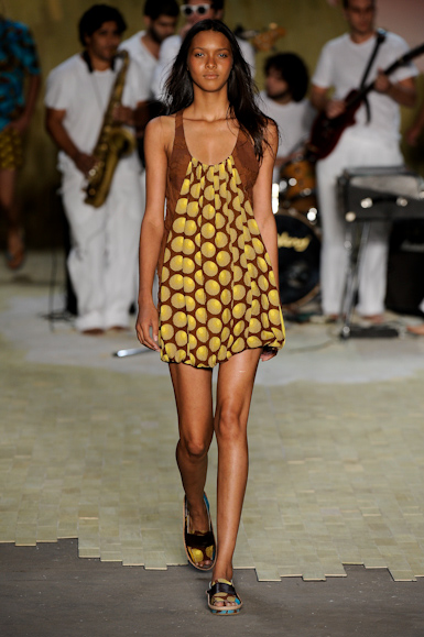 totem-desfile-fashion-rio-2011-12