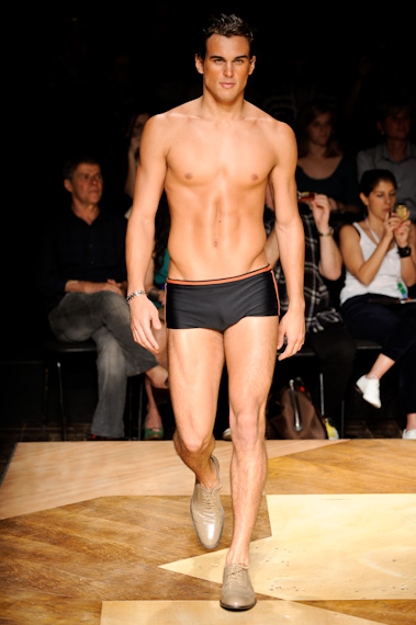 blue-man-desfile-fashion-rio-2011-10-30
