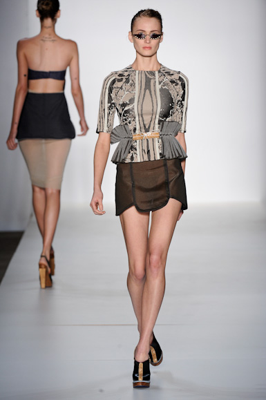 l-nascimento-desfile-fashion-rio-2011-10-12