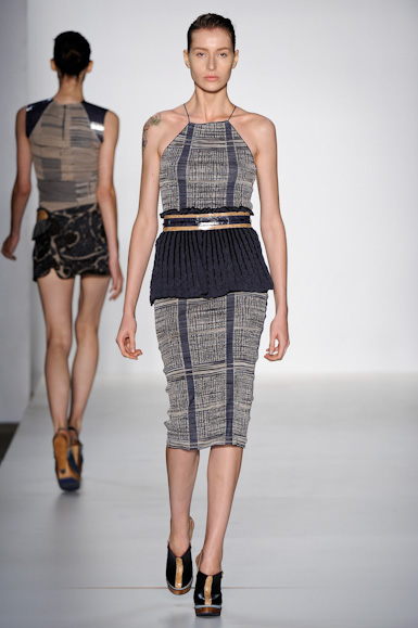 l-nascimento-desfile-fashion-rio-2011-10-15