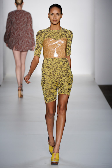 l-nascimento-desfile-fashion-rio-2011-10-24