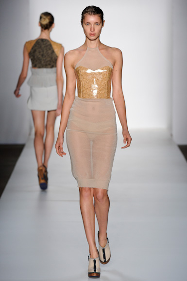 l-nascimento-desfile-fashion-rio-2011-10-35