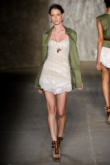teca-desfile-fashion-rio-2011-10-25