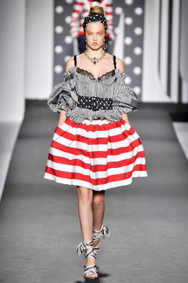 desfile-moschino-milaoverao2011rtw-102