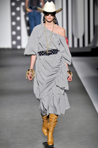 desfile-moschino-milaoverao2011rtw-127