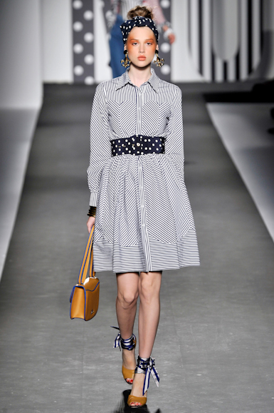 desfile-moschino-milaoverao2011rtw-129