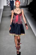 desfile-moschino-milaoverao2011rtw-133