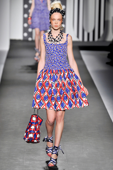 desfile-moschino-milaoverao2011rtw-140