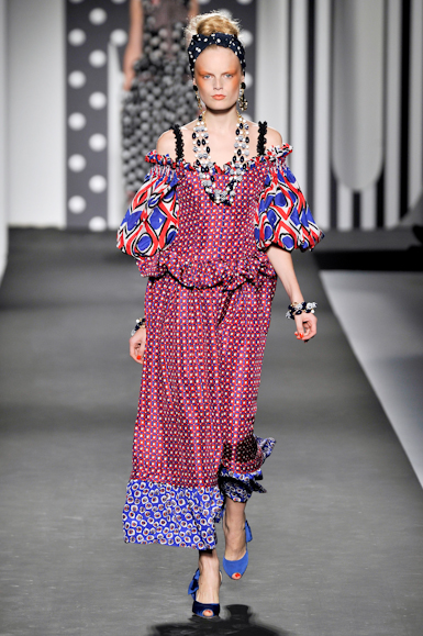 desfile-moschino-milaoverao2011rtw-145