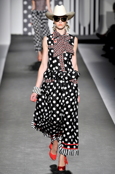 desfile-moschino-milaoverao2011rtw-146