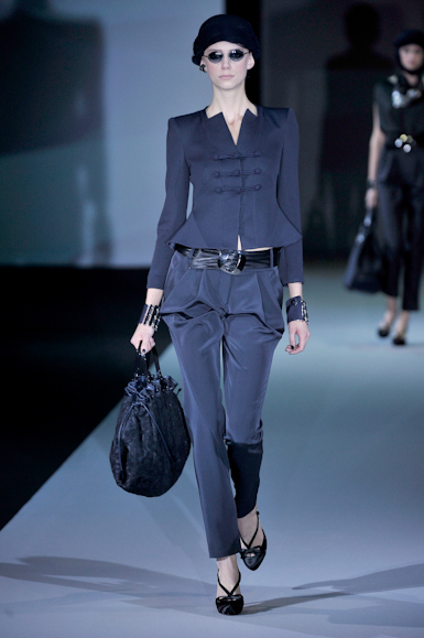desfile-giorgioarmani-milaoverao2011rtw-117