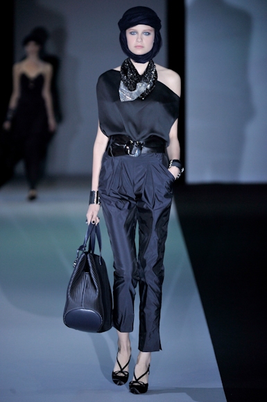 desfile-giorgioarmani-milaoverao2011rtw-118