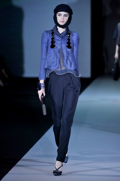 desfile-giorgioarmani-milaoverao2011rtw-130