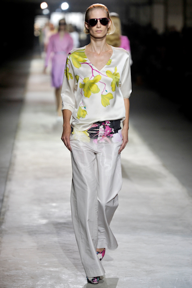 desfile-driesvannoten-parisverao2011rtw-117
