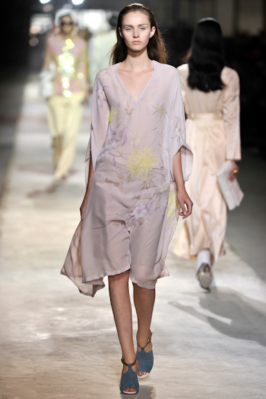 desfile-driesvannoten-parisverao2011rtw-135