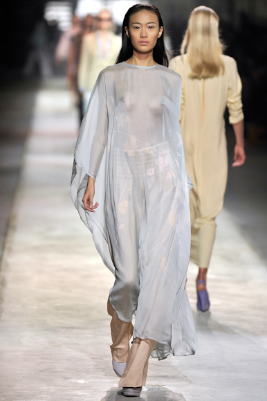 desfile-driesvannoten-parisverao2011rtw-144
