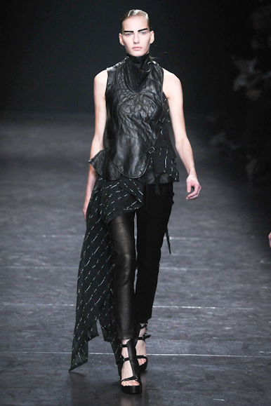 desfile-anndemeulemeester-parisverao2011rtw-111