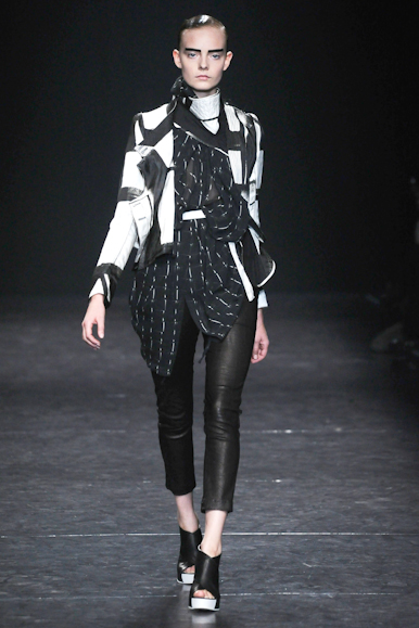 desfile-anndemeulemeester-parisverao2011rtw-112