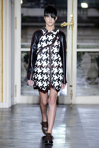 desfile-balenciaga-parisverao2011rtw-101