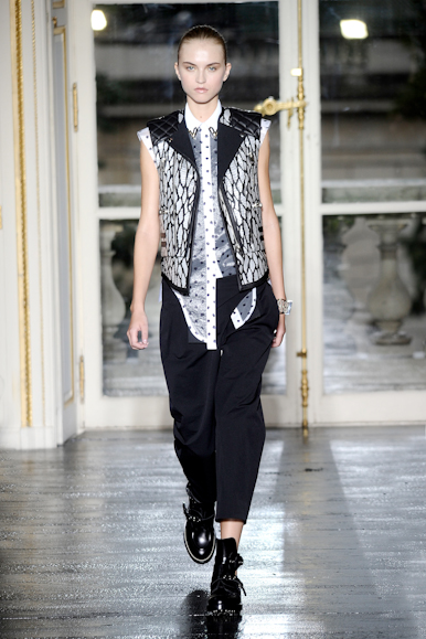 desfile-balenciaga-parisverao2011rtw-115