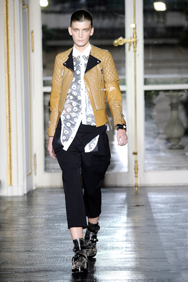 desfile-balenciaga-parisverao2011rtw-119